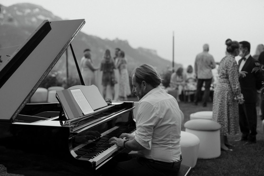 piano player at the guests enjoying pre wedding drinks at the Belmond hotel, Ravello, Italy